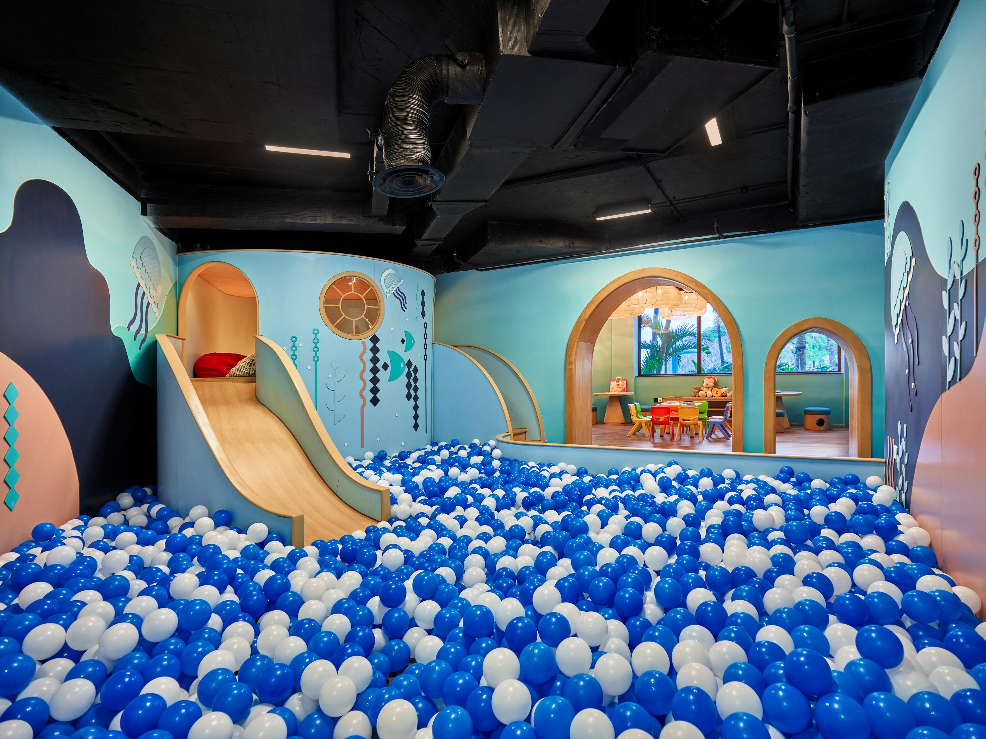 Hotel Perle D'Orient Cat Ba - Mgallery Chan Chau Eksteriør billede Ball pit at the Children's Museum of Oak Ridge