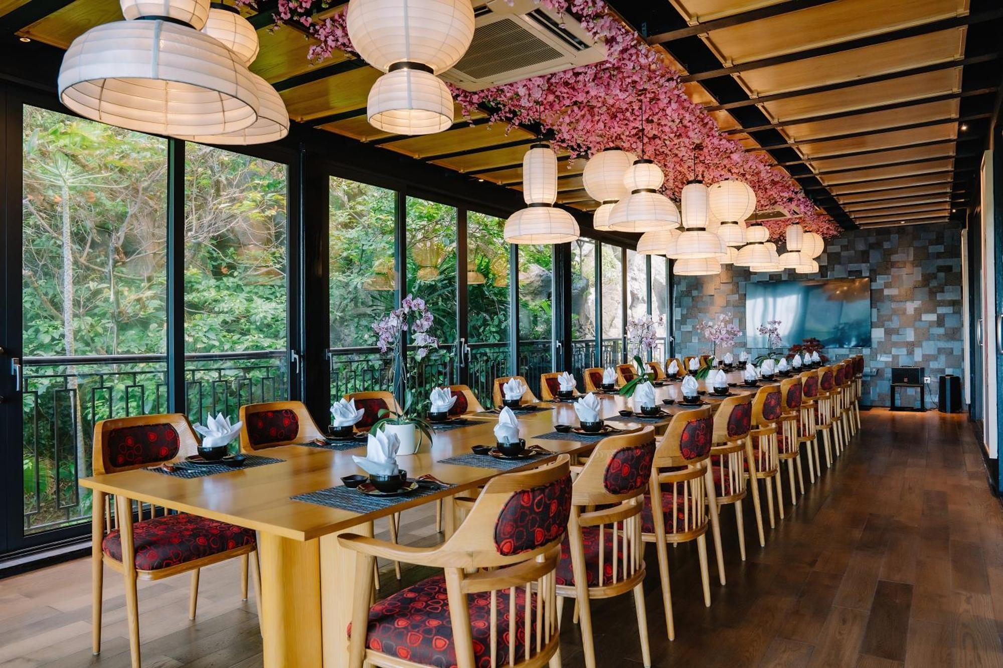 Hotel Perle D'Orient Cat Ba - Mgallery Chan Chau Eksteriør billede Restaurant in Kyoto