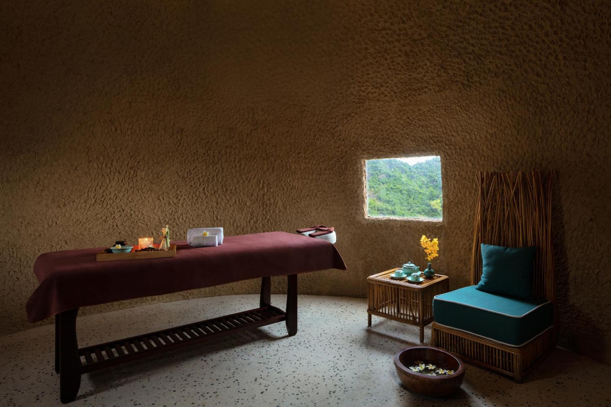 Hotel Perle D'Orient Cat Ba - Mgallery Chan Chau Eksteriør billede A treatment room at the Banyan Tree Spa